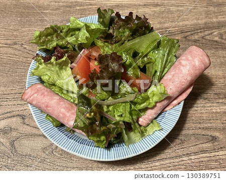 Delicious ham and tomato salad 130389751