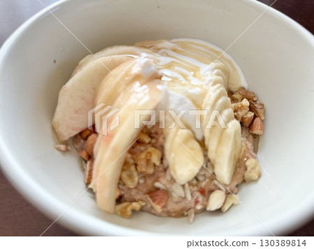 庫存照片: 燕麥粥碗冠上用桃子、香蕉和堅果(早餐) 130389814