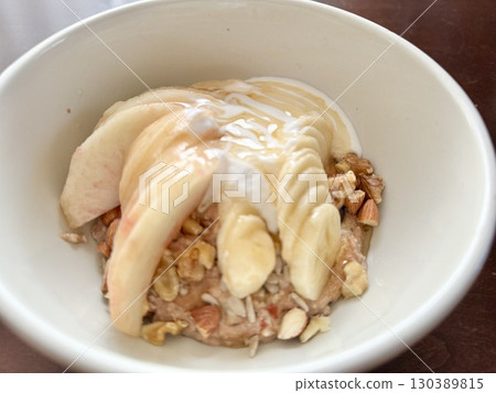 庫存照片: 燕麥粥碗冠上用桃子、香蕉和堅果(早餐) 庫存照片: 燕麥粥碗冠上用桃子、香蕉和堅果(早餐) 130389815