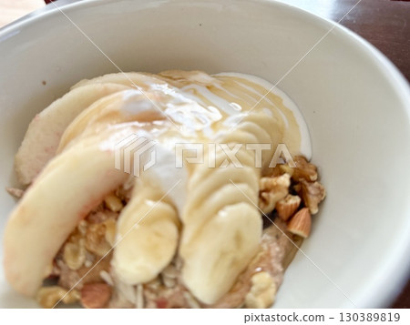 庫存照片: 燕麥粥碗冠上用桃子、香蕉和堅果(早餐) 庫存照片: 燕麥粥碗冠上用桃子、香蕉和堅果(早餐) 130389819