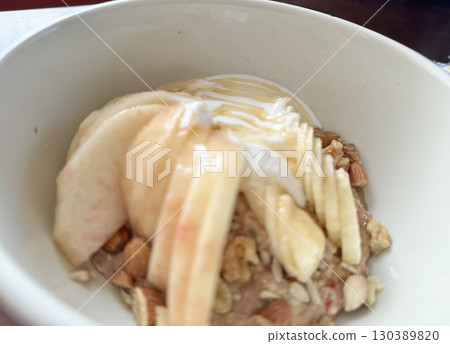 庫存照片: 燕麥粥碗冠上用桃子、香蕉和堅果(早餐) 庫存照片: 燕麥粥碗冠上用桃子、香蕉和堅果(早餐) 130389820