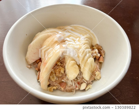庫存照片: 燕麥粥碗冠上用桃子、香蕉和堅果(早餐) 庫存照片: 燕麥粥碗冠上用桃子、香蕉和堅果(早餐) 130389822