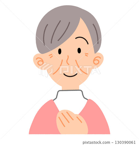 一位微笑的老年婦女將手放在胸前 130390061