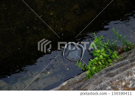 塑膠垃圾流入河流，成為環境議題的象徵 130390411