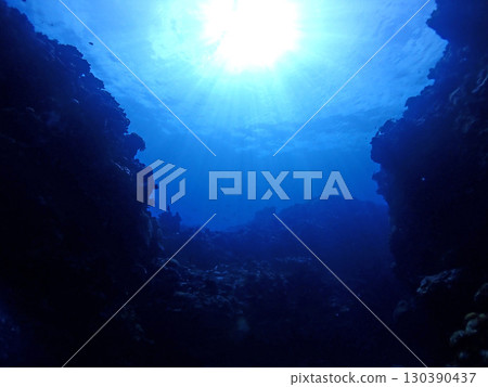 陽光照射到沖繩石垣島的海底 130390437