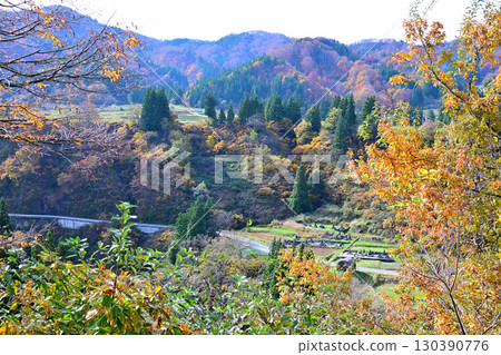 Autumn scenery near the entrance to Kiyotsu Gorge, view from National Route 353, Tokamachi City, Niigata Prefecture Autumn scenery near the entrance to Kiyotsu Gorge, view from National Route 353, Tokamachi City, Niigata Prefecture 130390776