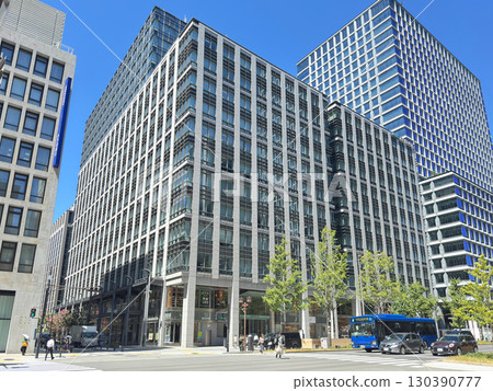 Mitsui Sumitomo Insurance Osaka Yodoyabashi Building (center right) and Yodoyabashi Mitsui Building (center left), which house Yodoyabashi Odona and other facilities 130390777