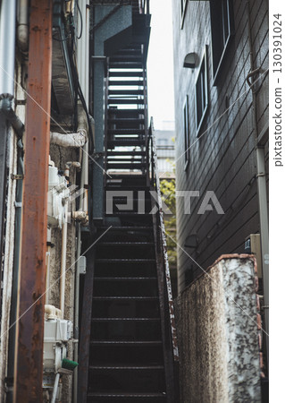 復古建築室外樓梯，後巷，陡坡 130391024