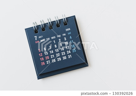 2026 年 7 月曆 日本 7 月台歷，含公眾假期及假期（白色背景） 130392026