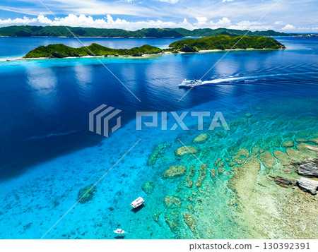 無人機拍攝的阿金那志貴島。一艘大型渡輪駛入座間味港。沖繩縣島尻郡慶良間諸島座間味島 - 2025年 130392391