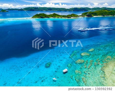 無人機拍攝的阿金那志貴島。一艘大型渡輪駛入座間味港。沖繩縣島尻郡慶良間諸島座間味島 - 2025年 130392392