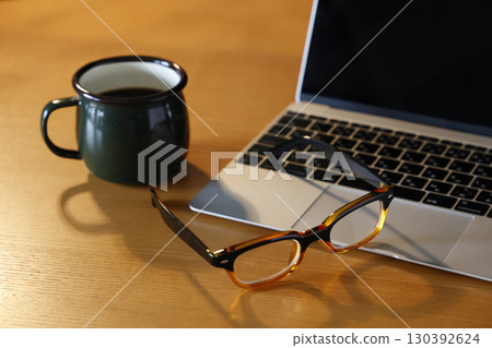 老花鏡和筆記本電腦 老花鏡和筆記本電腦 130392624