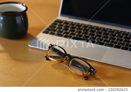 老花鏡和筆記本電腦 老花鏡和筆記本電腦 130392625
