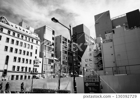 2025年8月,東京銀座的建築重建工程正在進行中 b-5 單色 2025年8月,東京銀座的建築重建工程正在進行中 b-5 單色 130392729