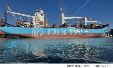 正在建造的大型貨櫃船 130392730