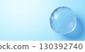 淺藍色背景上漂浮的水球。水滴。複製空間。 3D（橫向） 130392740