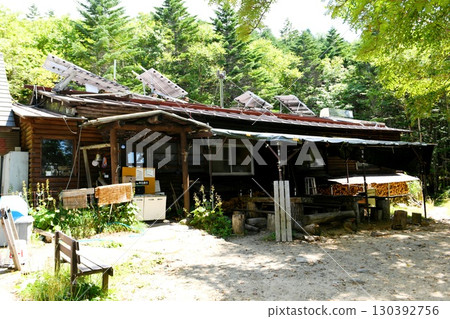 [山梨市秩父多摩甲斐國立公園、日本最高的汽車可通行山路、小棧海嶺、小棧海小屋外觀] 130392756