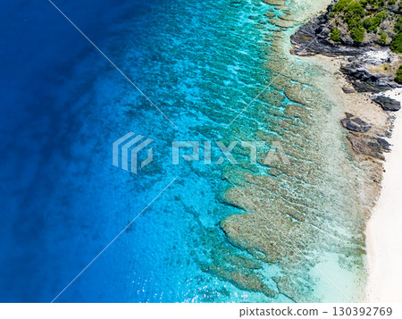 無人機拍攝的卡比島。在雙體船上進行潛水。沖繩縣島尻郡慶良間諸島座間味島 130392769