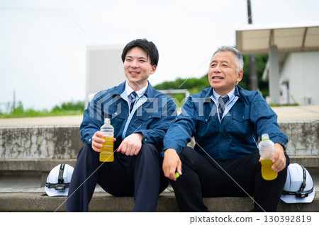 工程師在現場工作時休息的場景 130392819