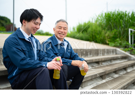工程師在現場工作時休息的場景 130392822