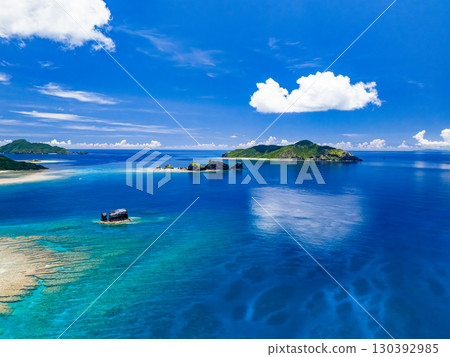 無人機拍攝的卡比島。遊客們在白色沙灘上。遮陽傘、船隻和薩巴尼船停泊在那裡。 130392985