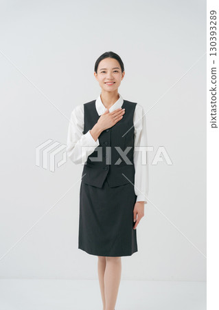 穿著辦公室服裝的女人的肖像 穿著辦公室服裝的女人的肖像 130393289