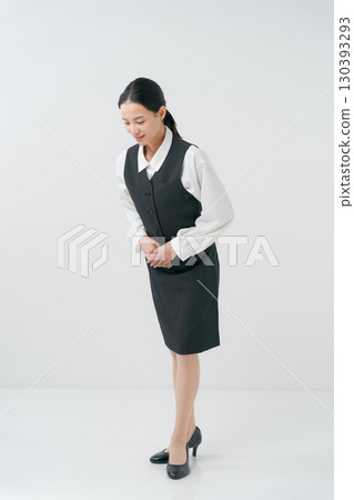 鞠躬的女人的肖像 130393293