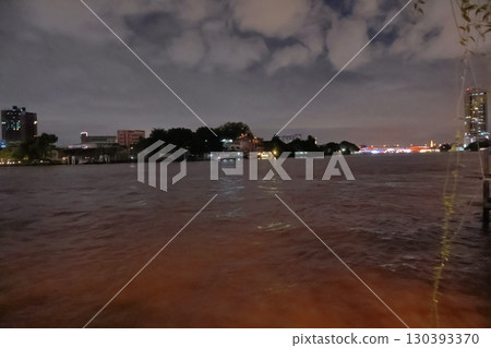 從泰國曼谷湄南河水面附近看到的河流、城市景觀和天空的夜景 從泰國曼谷湄南河水面附近看到的河流、城市景觀和天空的夜景 130393370
