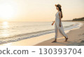 夏日海灘上的可愛日本美女 130393704