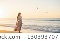 夏日海灘上的可愛日本美女 130393707