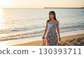 夏日海灘上的可愛日本美女 130393711