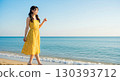 夏日海灘上的可愛日本美女 130393712
