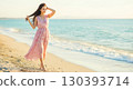 夏日海灘上的可愛日本美女 130393714