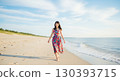 夏日海灘上的可愛日本美女 130393715