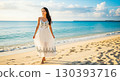 夏日海灘上的可愛日本美女 130393716