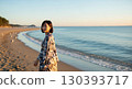 夏日海灘上的可愛日本美女 130393717