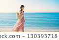 夏日海灘上的可愛日本美女 130393718