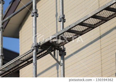 Image of preliminary scaffolding for newly built detached house 130394362