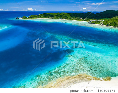 無人機拍攝的卡比島。遊客們登上白色的沙灘。沙灘上撐起了遮陽傘，停泊著船隻和賽巴尼船。 130395374