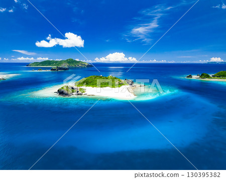 無人機拍攝的卡比島。遊客們登上白色的沙灘。沙灘上撐起了遮陽傘,停泊著船隻和賽巴尼船。 無人機拍攝的卡比島。遊客們登上白色的沙灘。沙灘上撐起了遮陽傘,停泊著船隻和賽巴尼船。 130395382