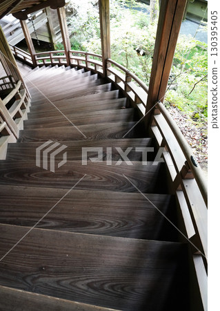 彎曲的木樓梯 彎曲的木樓梯 130395405
