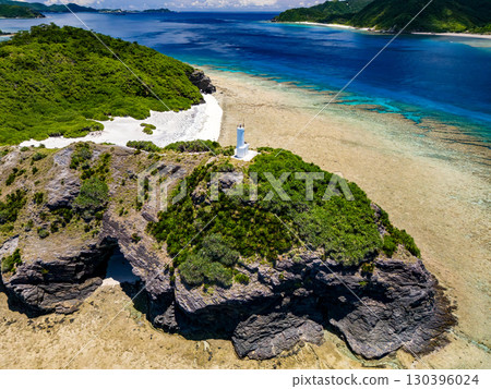 無人機拍攝的卡比島。海岬頂端矗立著一座白色燈塔。沖繩縣島尻郡慶良間諸島座間味島，2025年6月 130396024