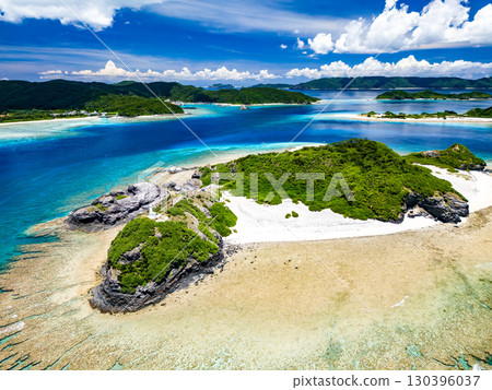 無人機拍攝的卡比島。海岬頂端矗立著一座白色燈塔。沖繩縣島尻郡慶良間諸島座間味島,2025年6月 無人機拍攝的卡比島。海岬頂端矗立著一座白色燈塔。沖繩縣島尻郡慶良間諸島座間味島,2025年6月 130396037
