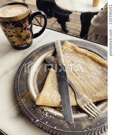 新鮮出爐的薄餅和香濃的拿鐵咖啡 新鮮出爐的薄餅和香濃的拿鐵咖啡 130396201