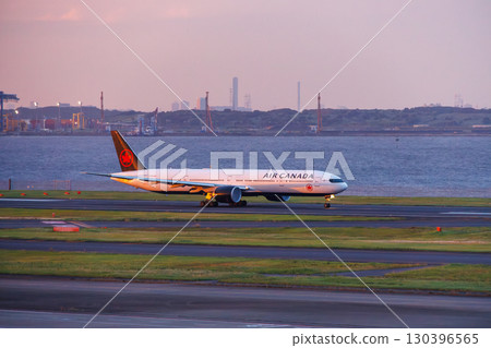 羽田機場的甲板，夕陽西下。可以看到客機的起降，以及黃昏時分的東京城市景觀。 2025年 130396565