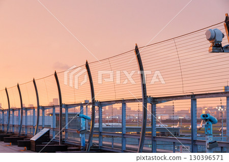 羽田機場的甲板，夕陽西下。可以看到客機的起降，以及黃昏時分的東京城市景觀。 2025年 130396571