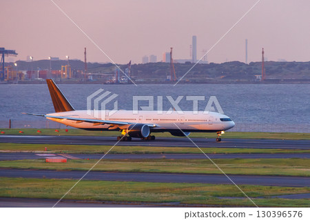 The deck of Haneda Airport at sunset. You can see passenger planes taking off and landing and the Tokyo cityscape at dusk. 2025 The deck of Haneda Airport at sunset. You can see passenger planes taking off and landing and the Tokyo cityscape at dusk. 2025 130396576