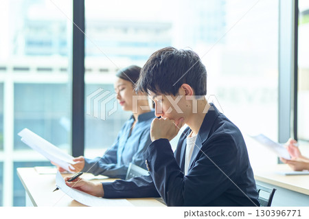 參加筆試的男子 130396771