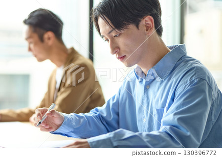 參加筆試的男子 130396772