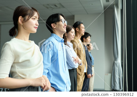 男人和女人並肩而立 130396912